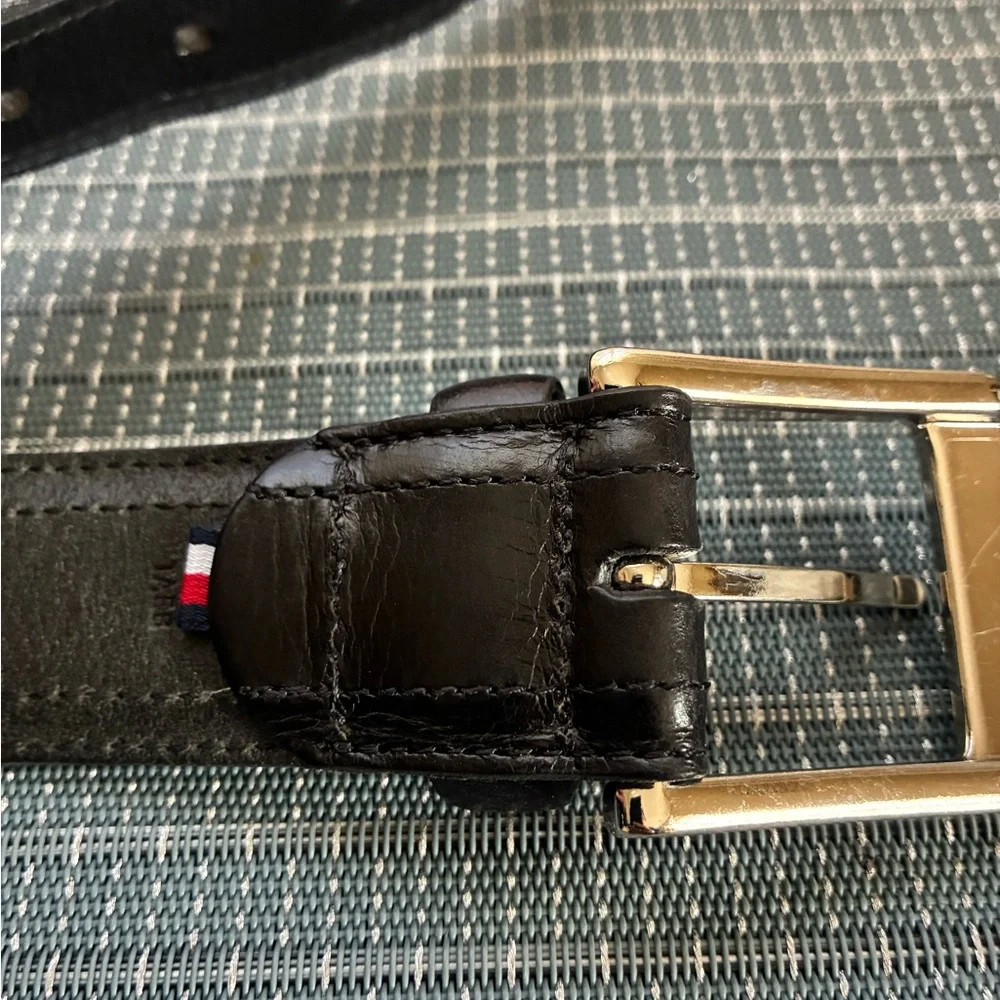 Tommy Hilfiger Men’s Black Leather Belt with Silver Buckle (M 30-32)